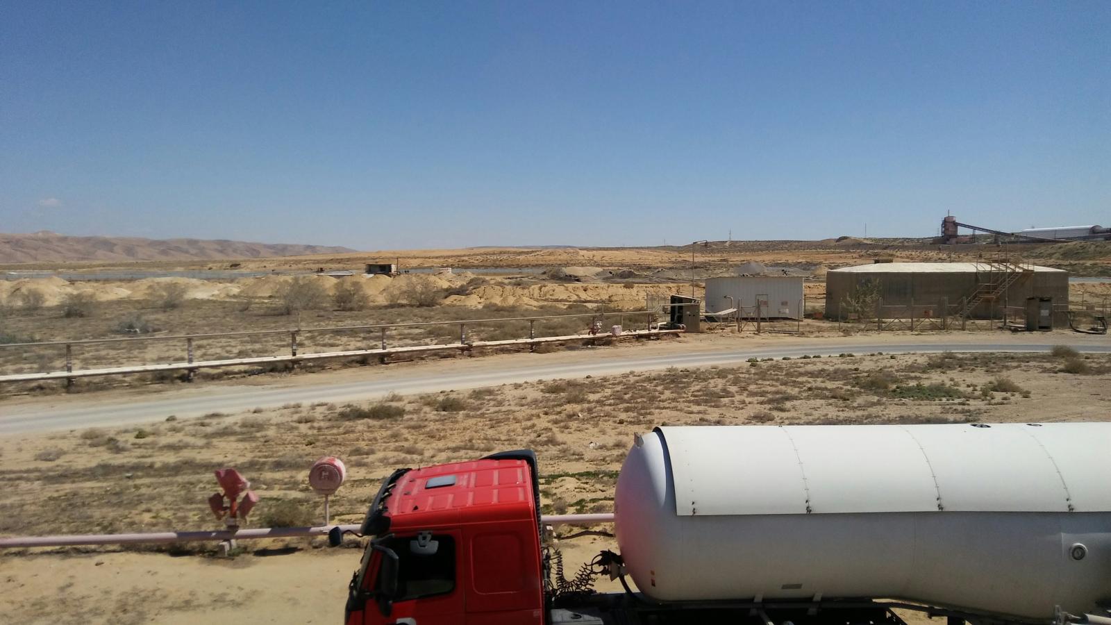 משאית המובילה אמוניה, כשברקע השטח עליו היה אמור לקום מפעל האמוניה במשיר רותם (צילום: דני בלר)